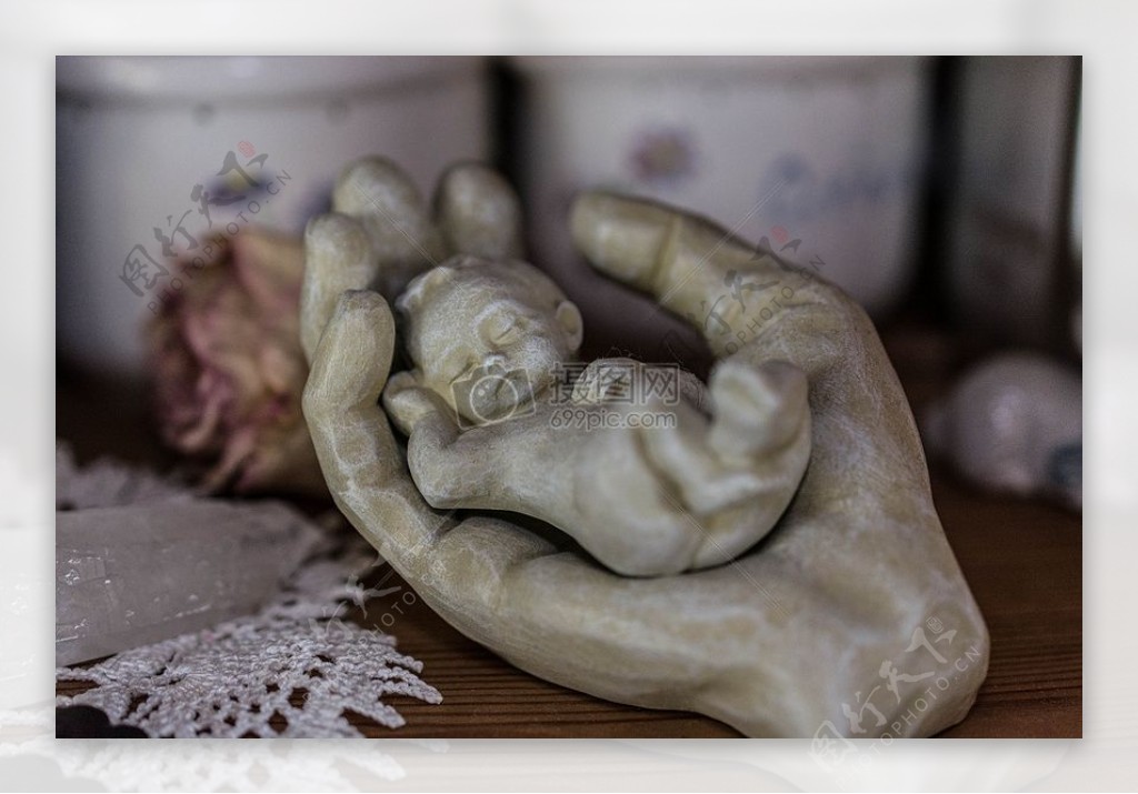 雕塑手心里的婴儿