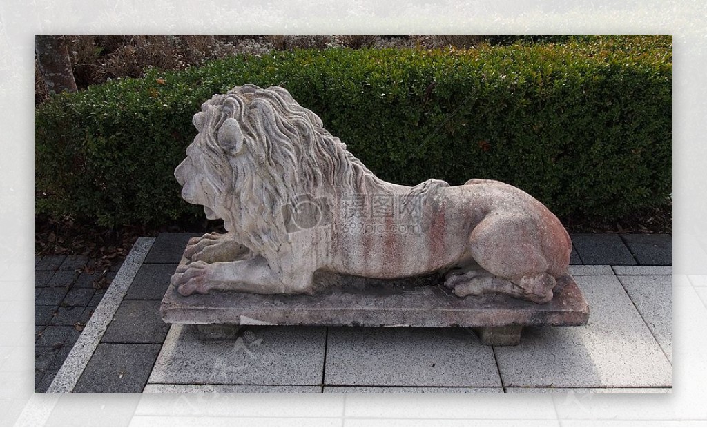 风化狮子雕塑