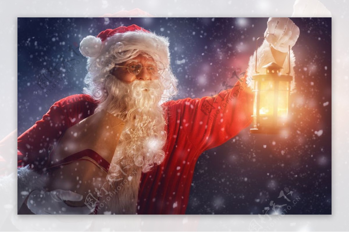 下雪天提着灯拿着礼物的圣诞老人