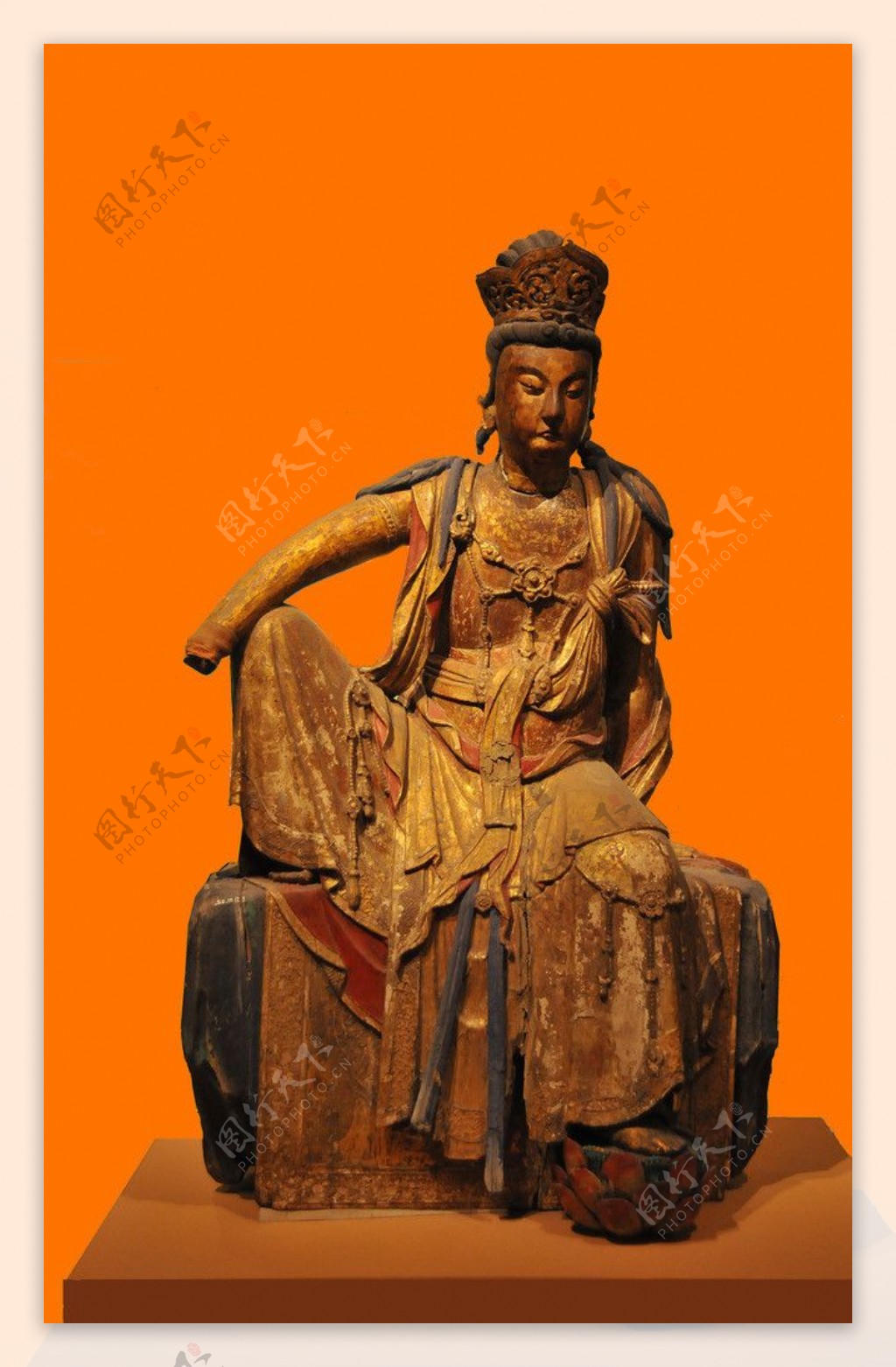 彩绘漆金木雕菩萨坐像