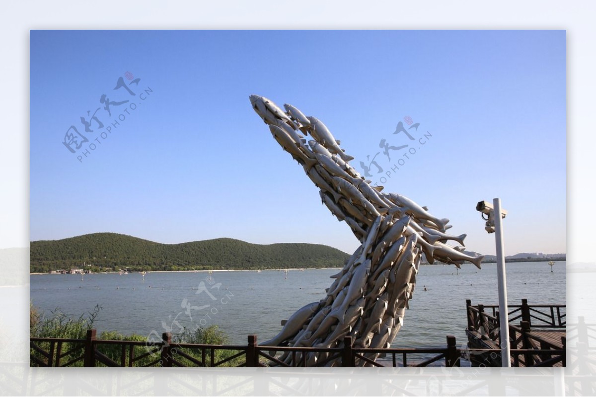 湖边雕塑