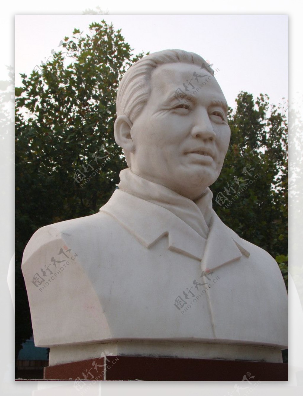 李广田先生雕像
