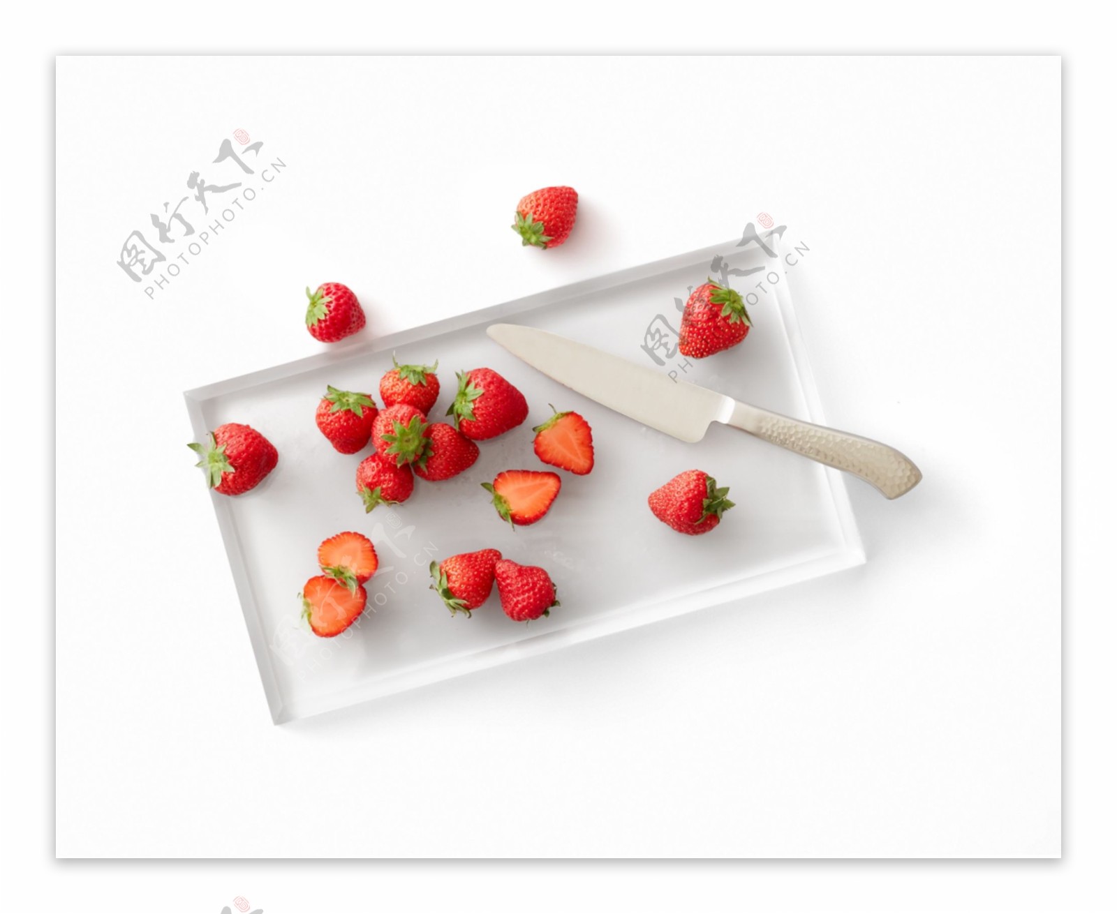 一盘水果草莓刀具俯视