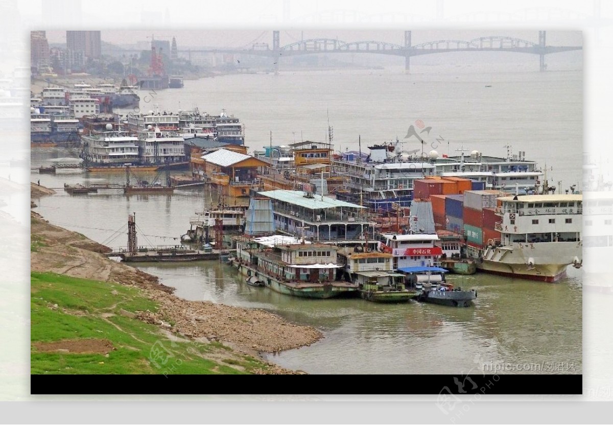中国已拥有万吨级以上港口码头泊位1108个