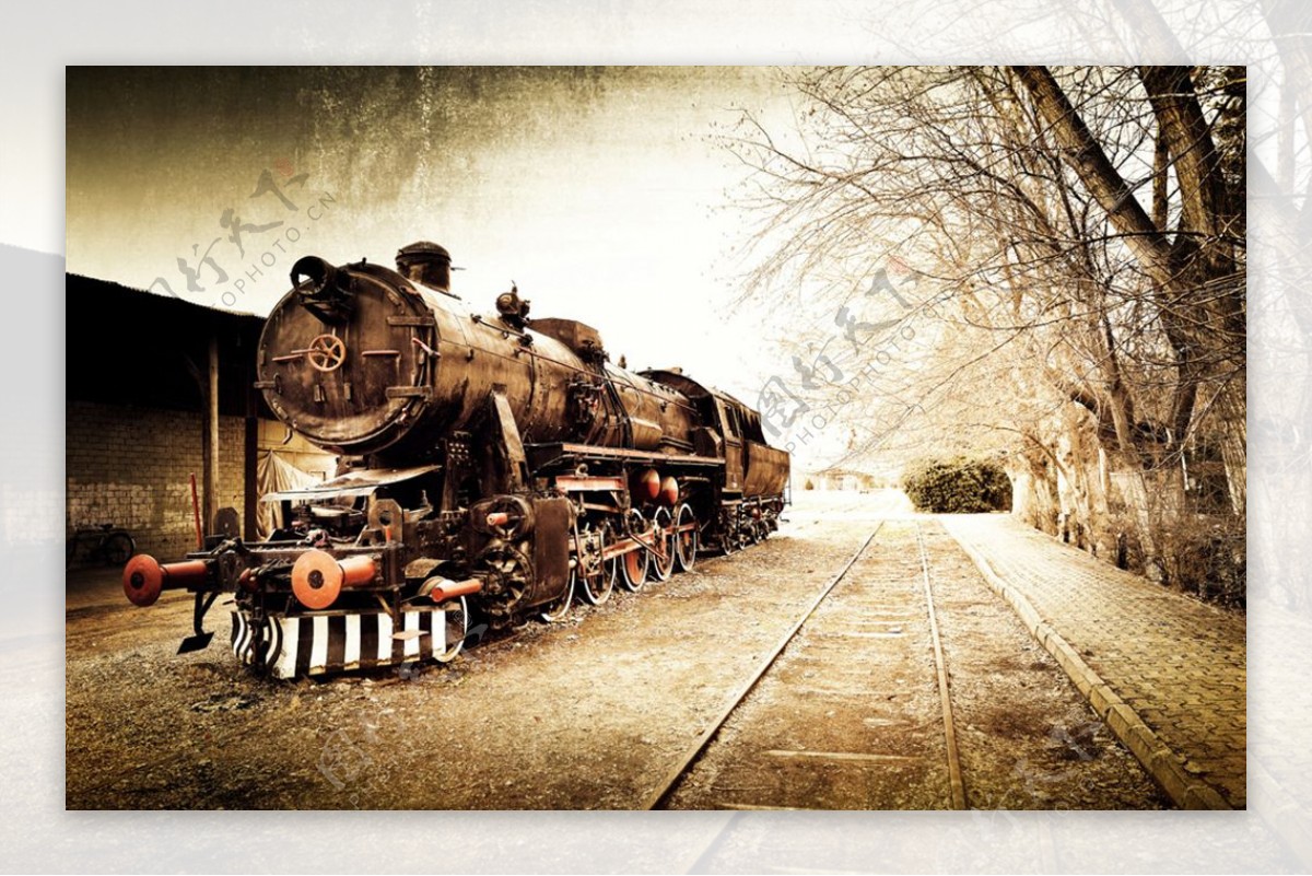 行驶在铁轨上的复古老式火车