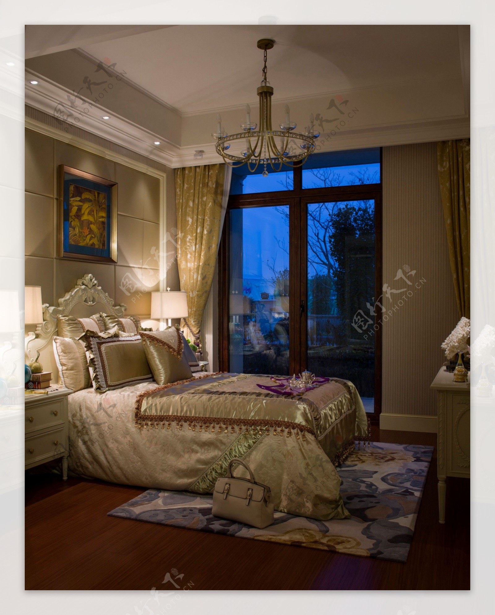 现代时尚卧室蓝金色挂画室内装修效果图