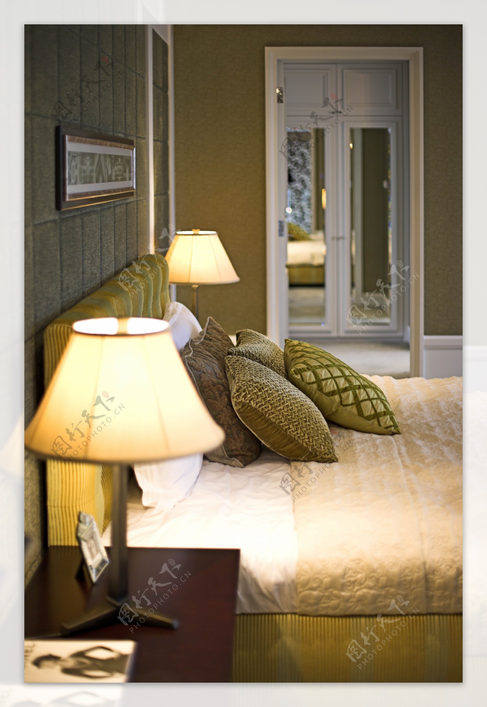轻奢卧室褐色床头柜室内装修效果图