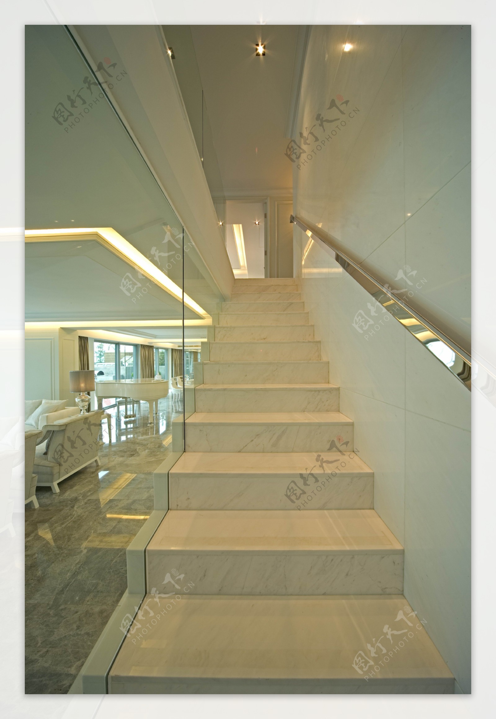 复式客厅楼梯玻璃扶手效果图
