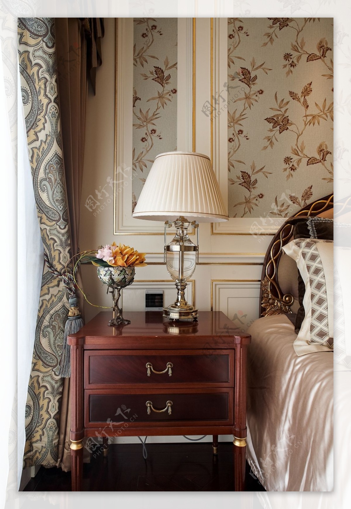 现代美式卧室红木床头柜装修效果图
