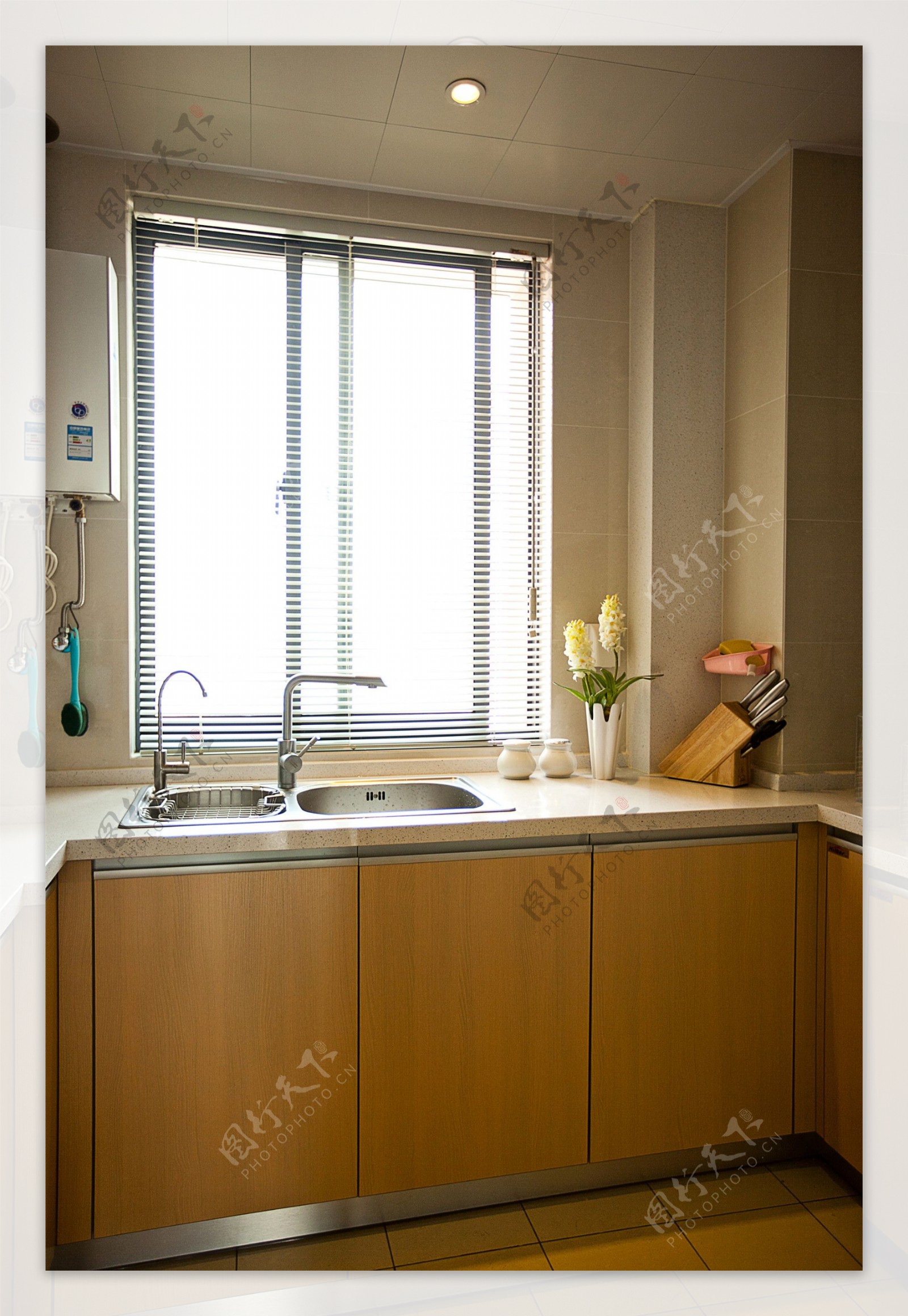现代简约风室内设计厨房浅杏色壁柜效果图