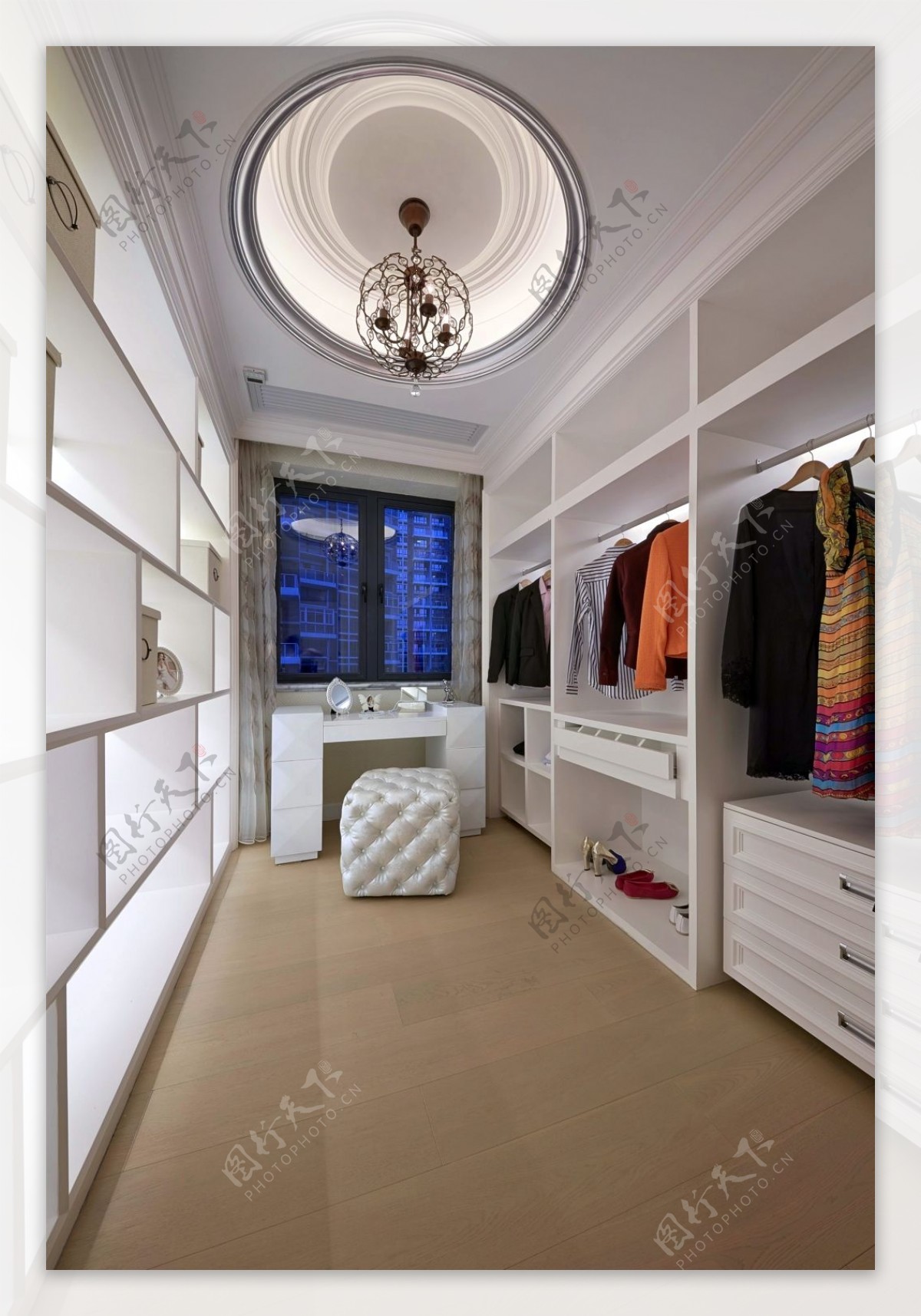 独立主卧更衣室，拥有大量的收纳空间，宛如精品专柜的设计，演绎现代时_装修美图-新浪家居