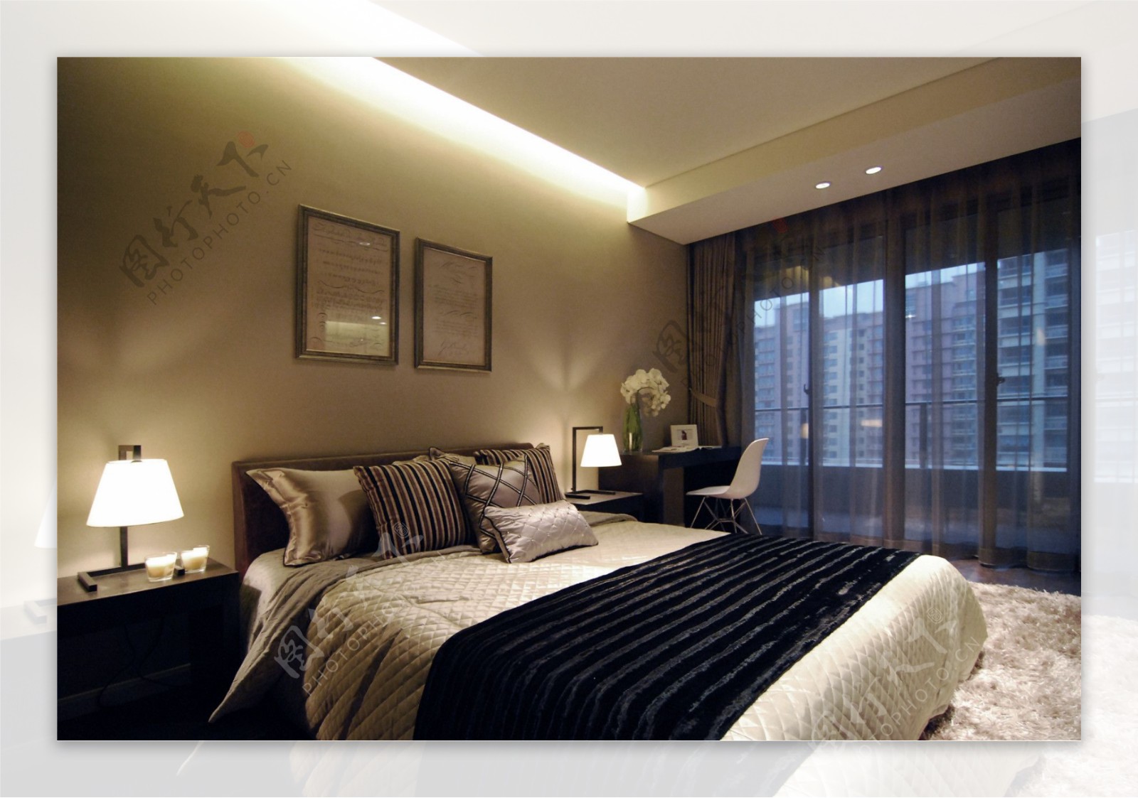 现代时尚清冷卧室白灰色地毯室内装修效果图