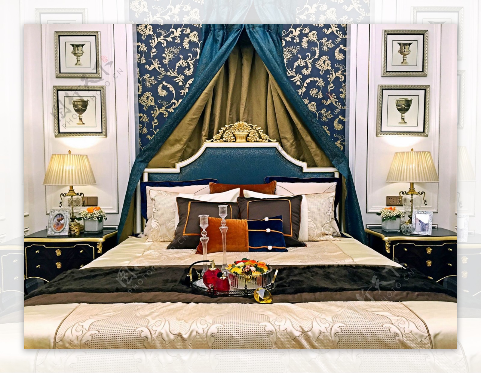 现代时尚卧室蓝色金丝花纹床头室内装修图