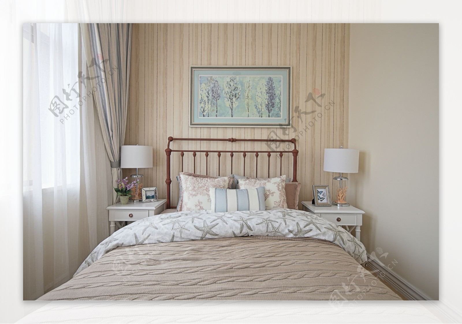 现代简约卧室床铺实景图图片_装饰装修_建筑空间-图行天下素材网