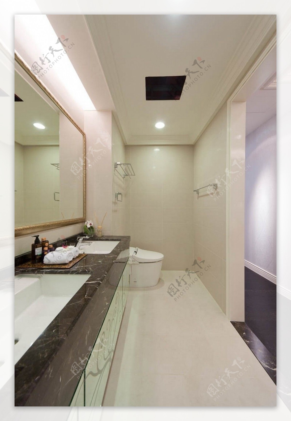 现代简约浴室浅褐色边框镜子室内装修效果图