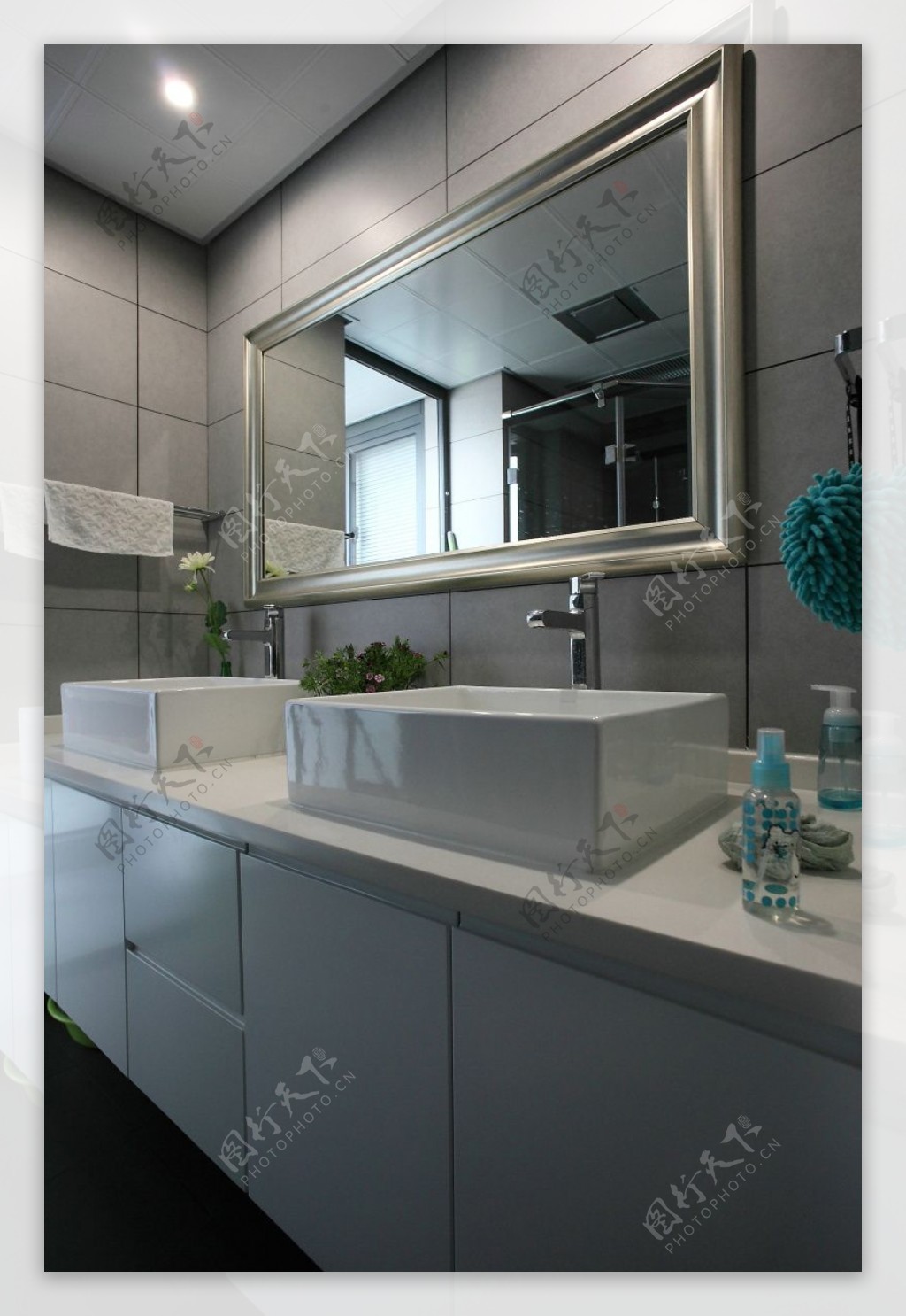 现代浴室浅灰色背景墙室内装修效果图