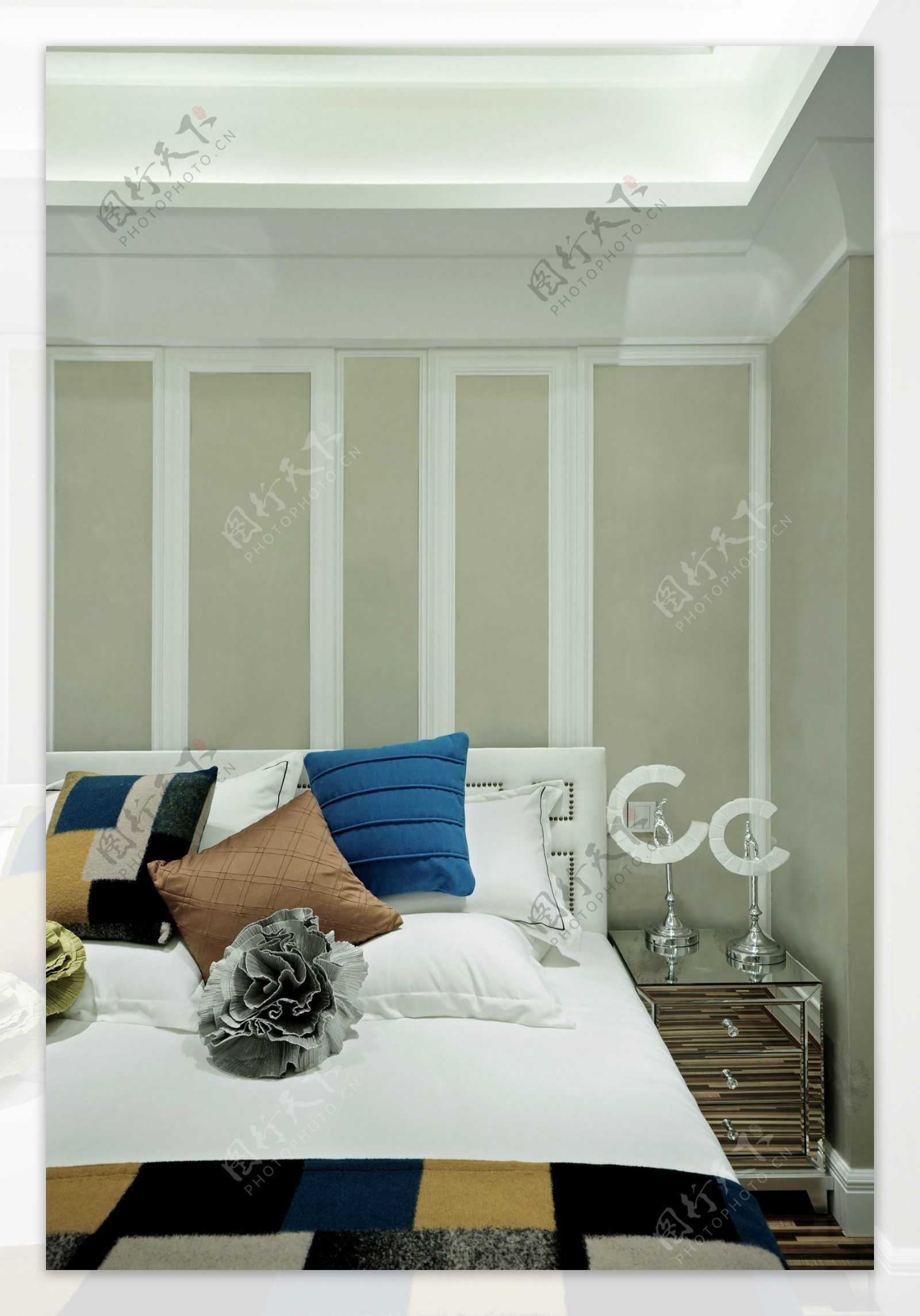现代时尚卧室白色条纹背景墙室内装修效果图