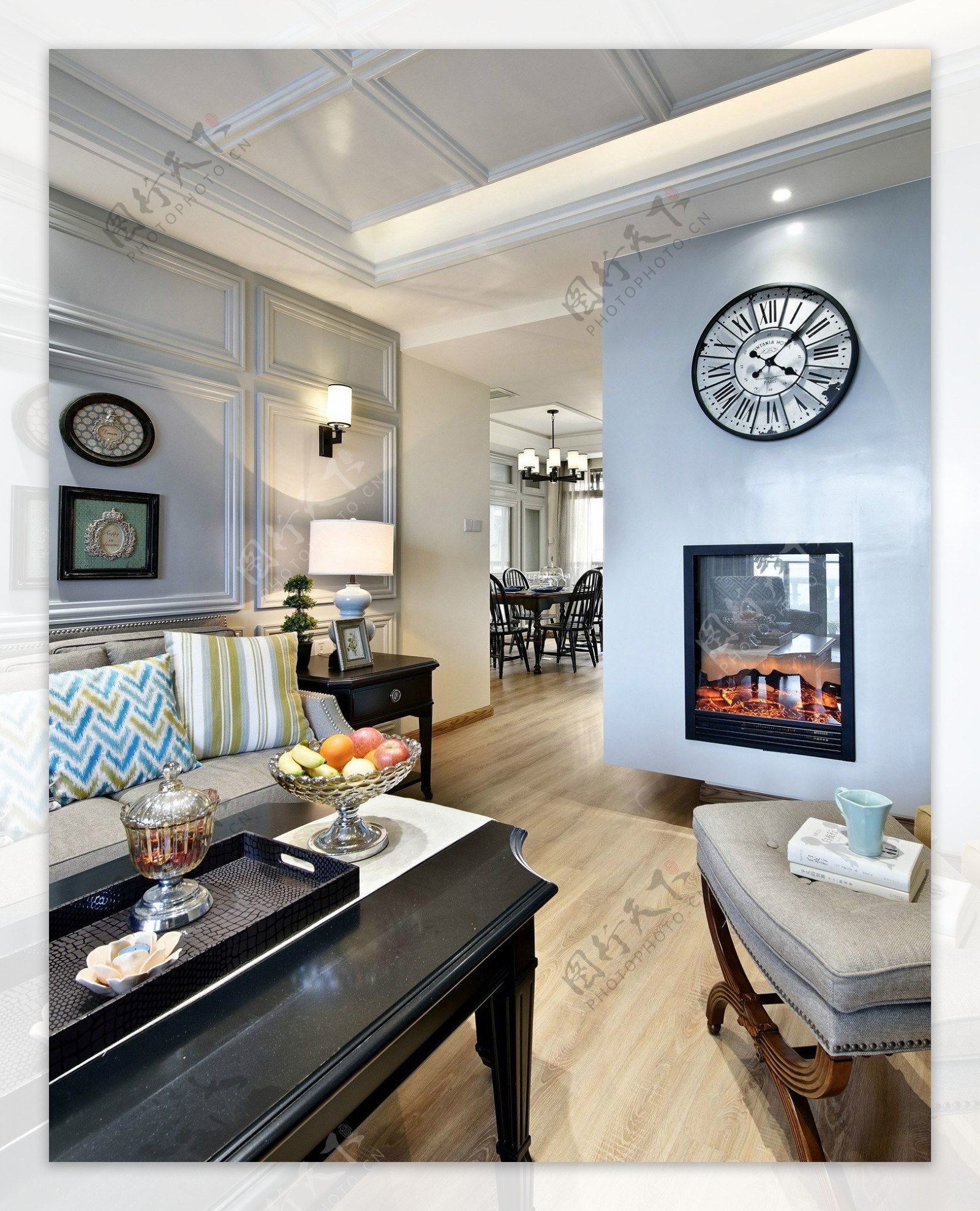 现代时尚客厅浅蓝色背景墙室内装修效果图