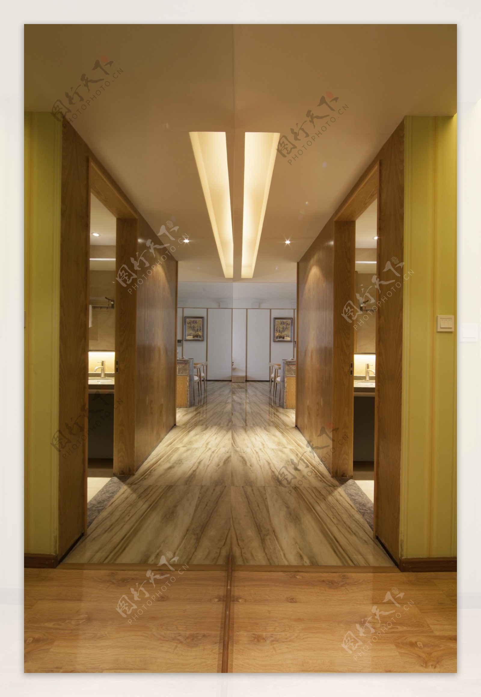 现代奢华客厅金色背景墙室内装修效果图