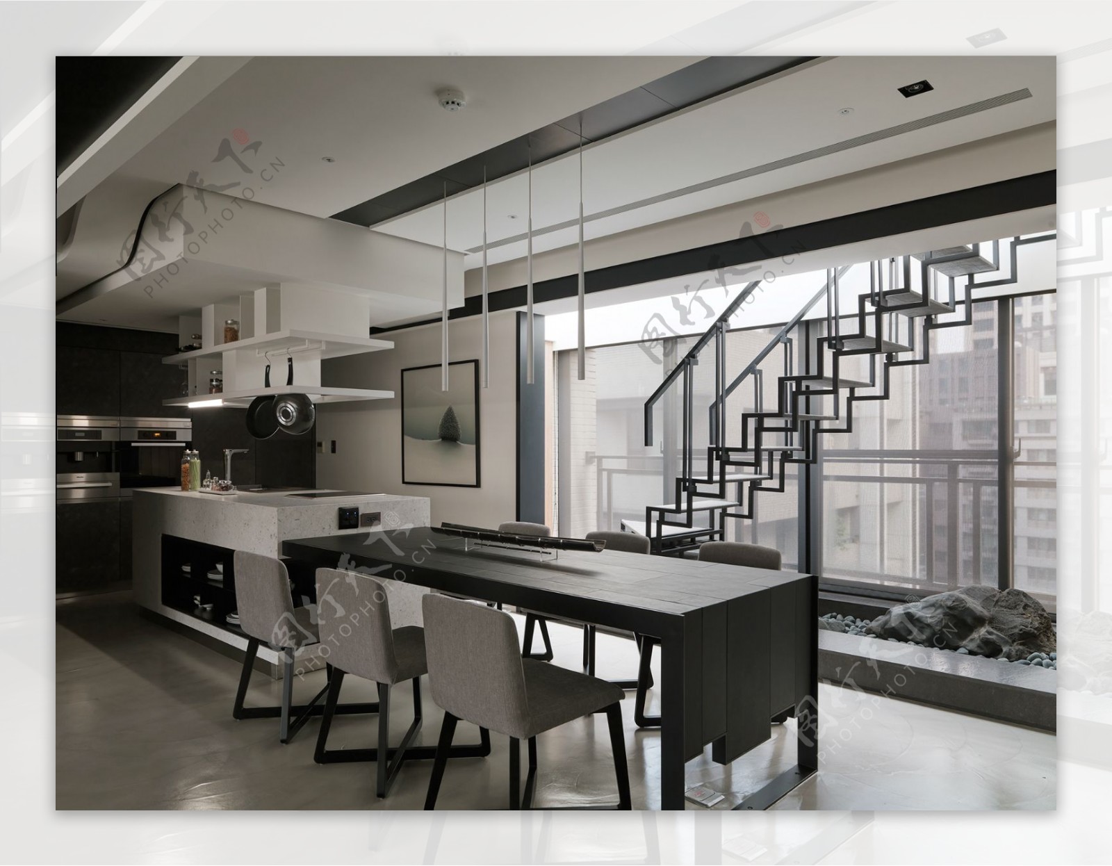 现代大户型黑色铁艺楼梯室内装修效果图