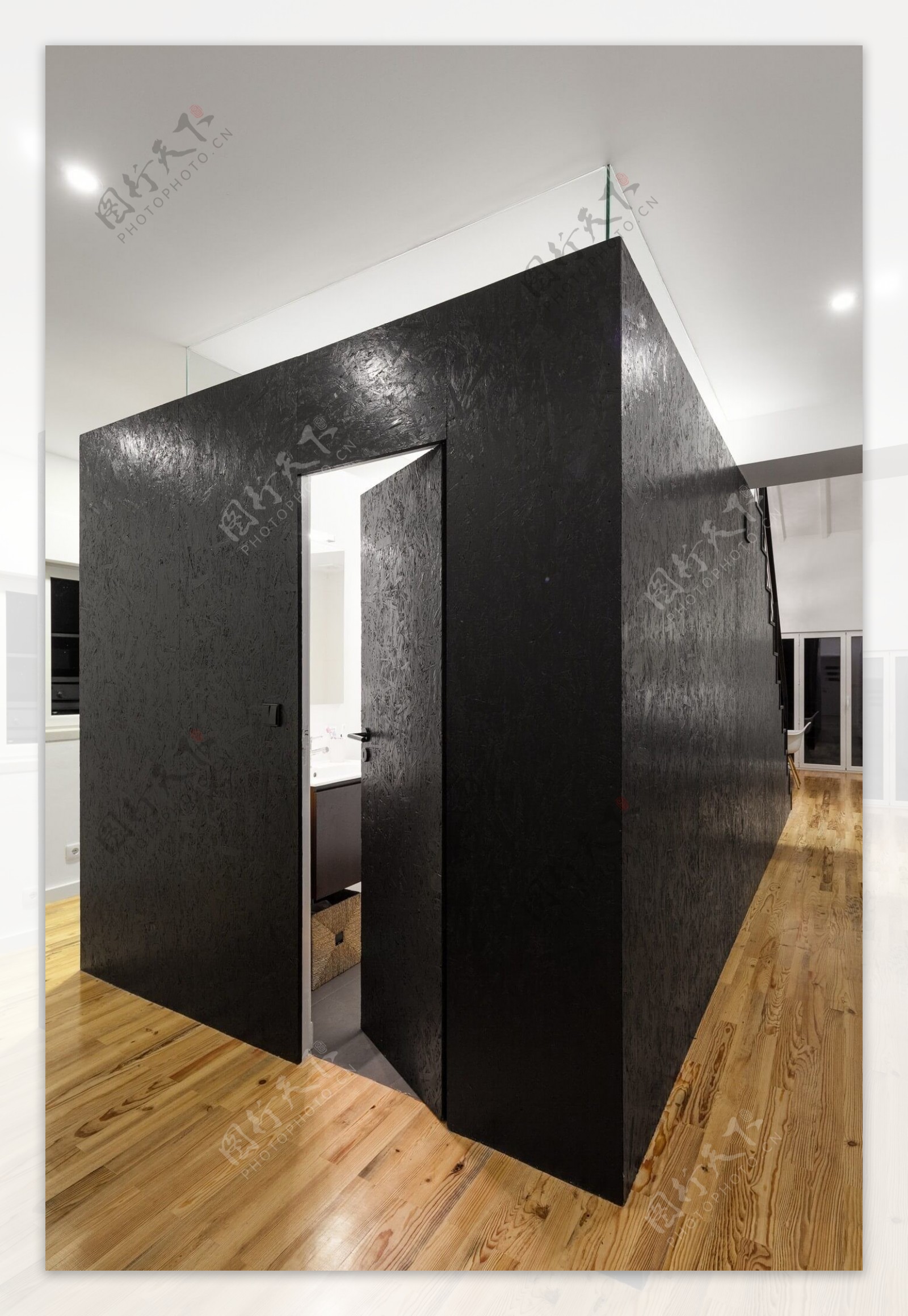现代时尚客厅黑色颗粒感背景墙室内装修图