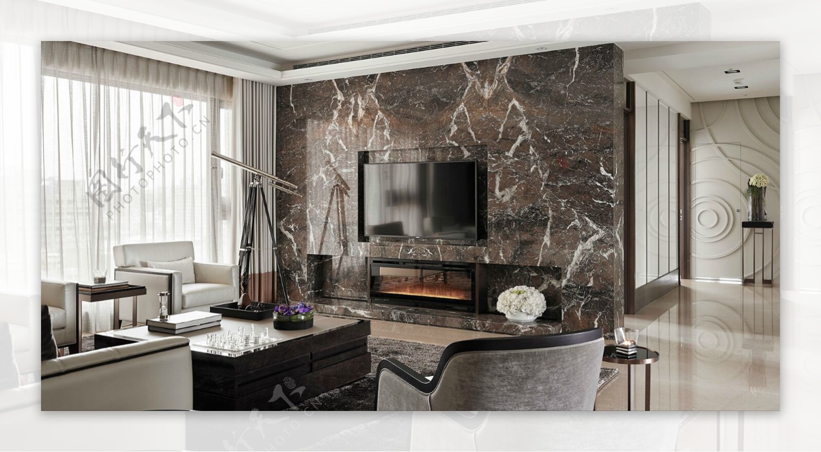 现代时尚客厅深色花纹背景墙室内装修效果图