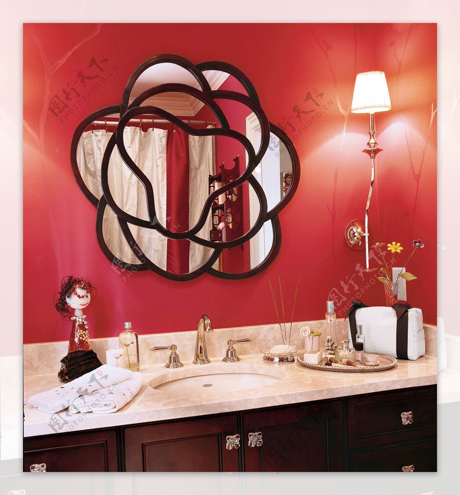 现代风盥洗室花朵镜效果图