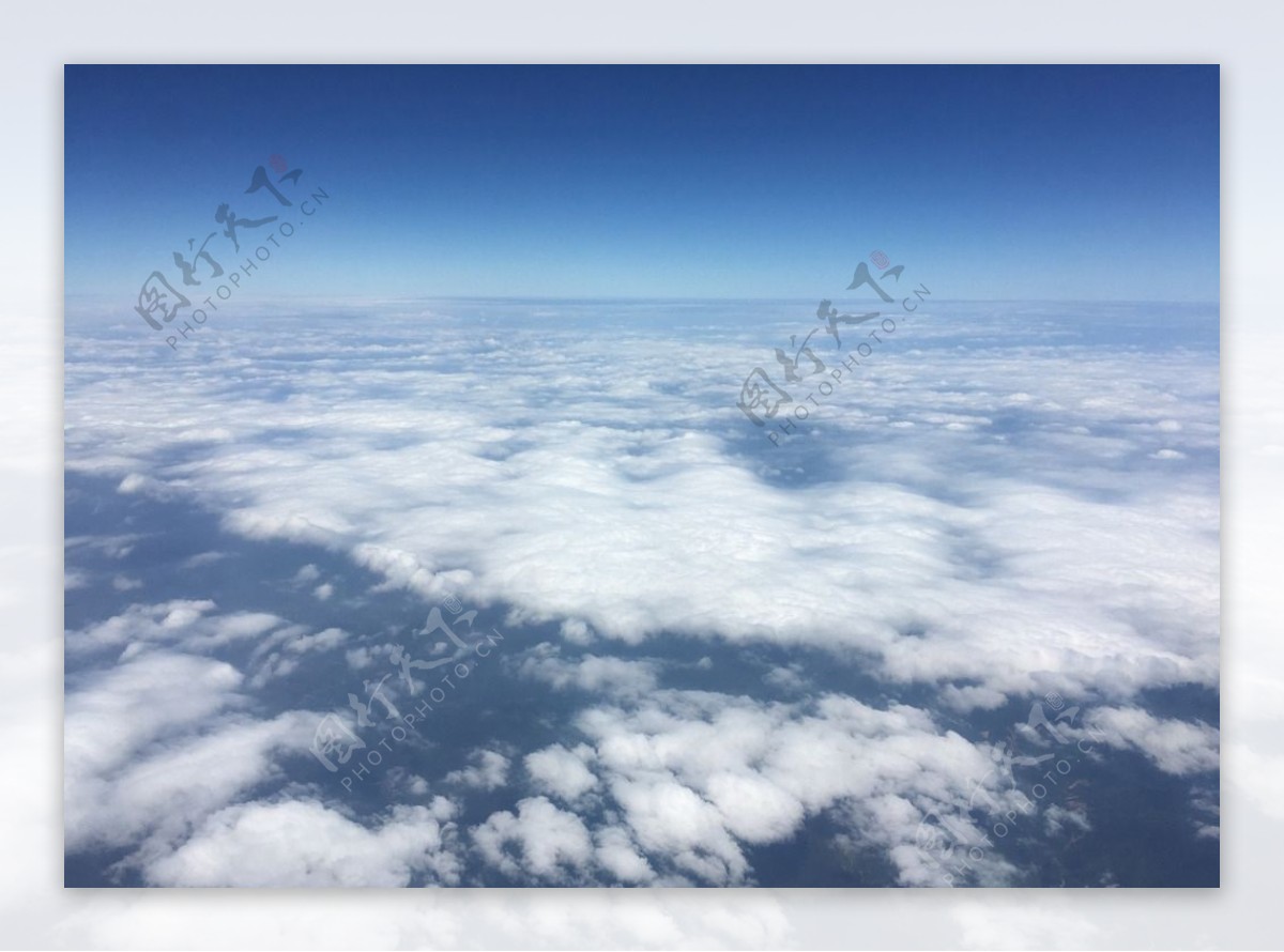 飞机上的蓝天