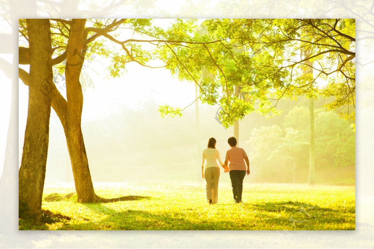 年轻夫妇爱情牵手罗秋的公园里散步 — 图库照片©osons163＃38690781