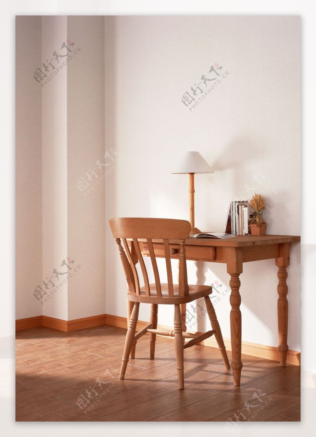 木椅子和小书桌