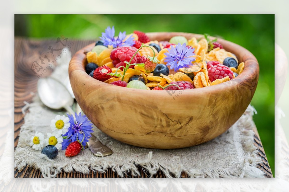 木碗里的覆盆子蓝莓等水果