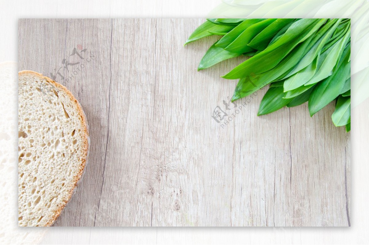 木板上的面包和蔬菜