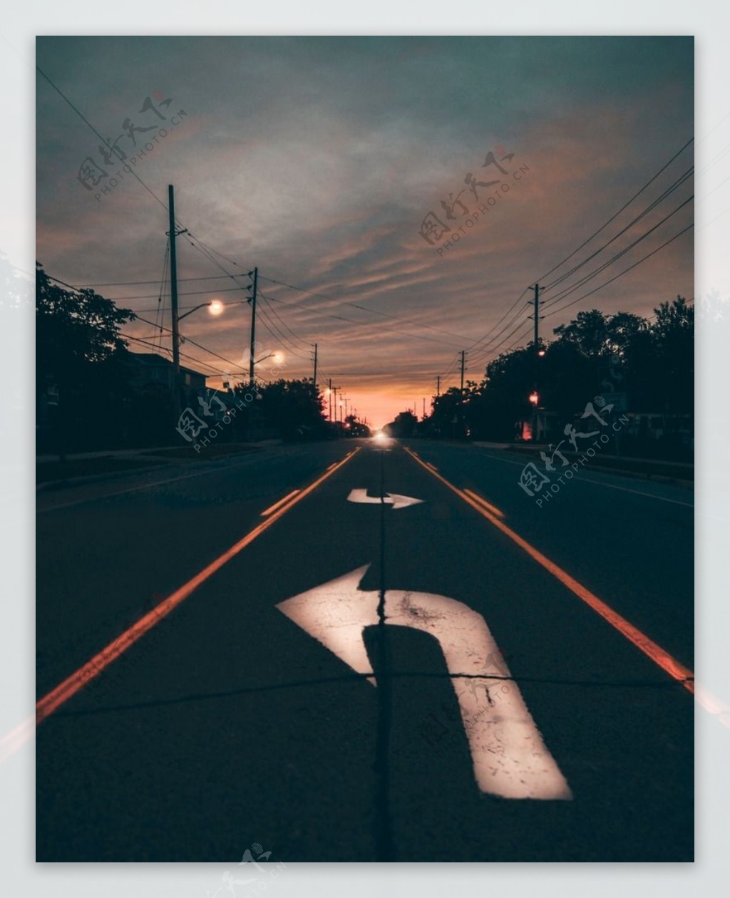 日暮下的道路风景
