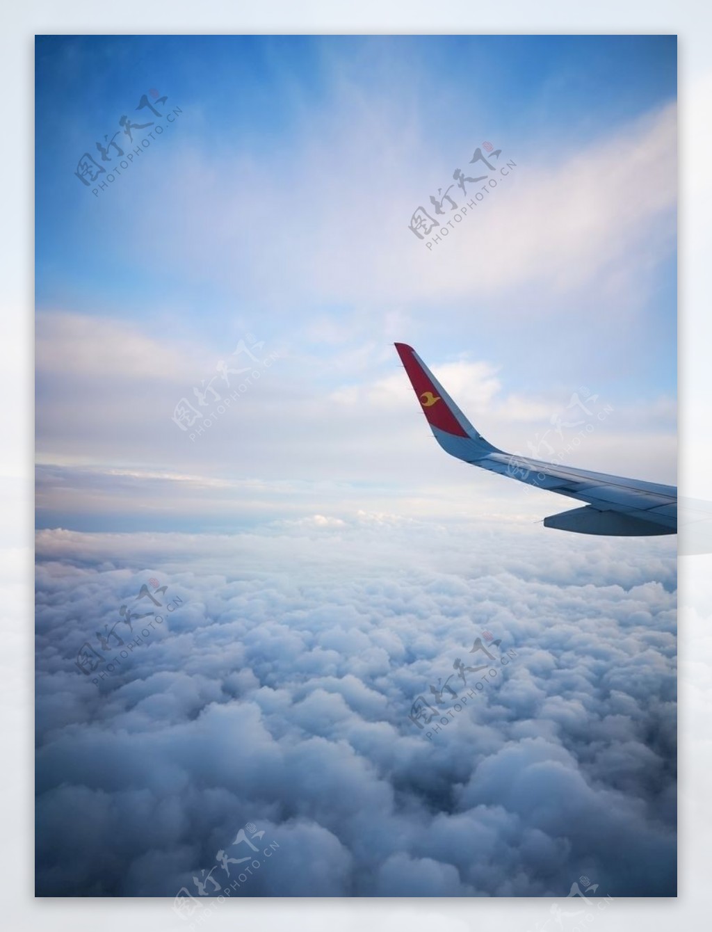 云层里穿梭的飞机