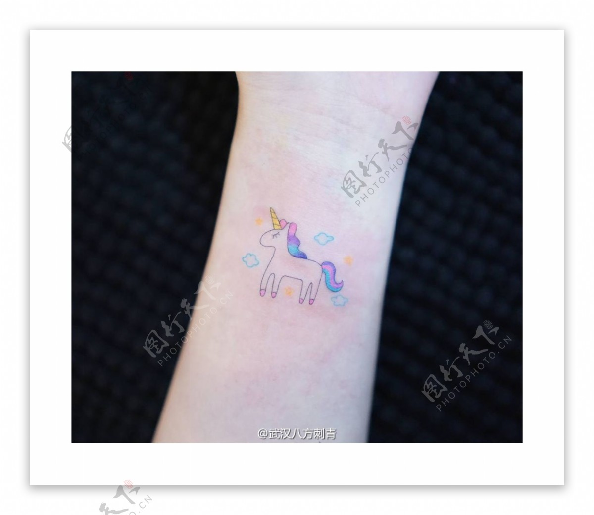 女生手腕彩虹独角兽纹身图案