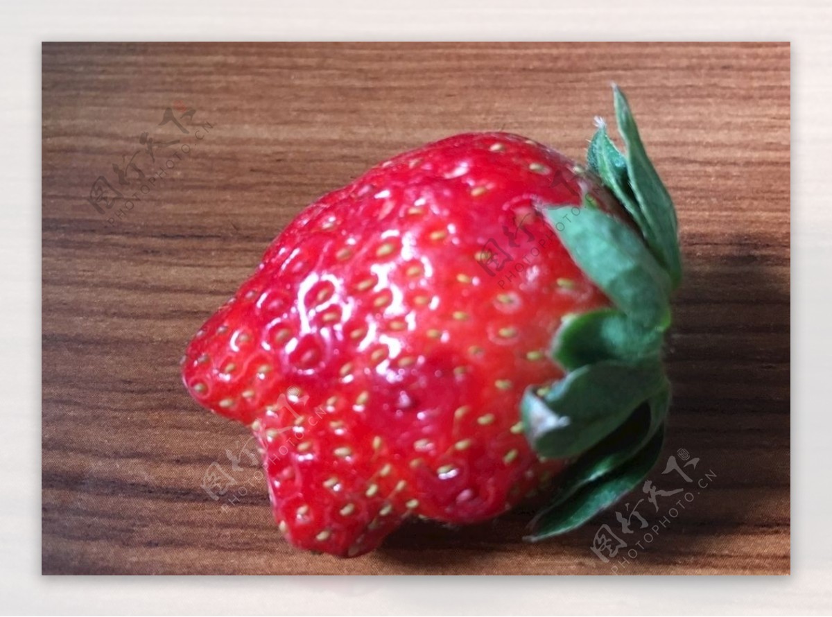 形状特别的草莓