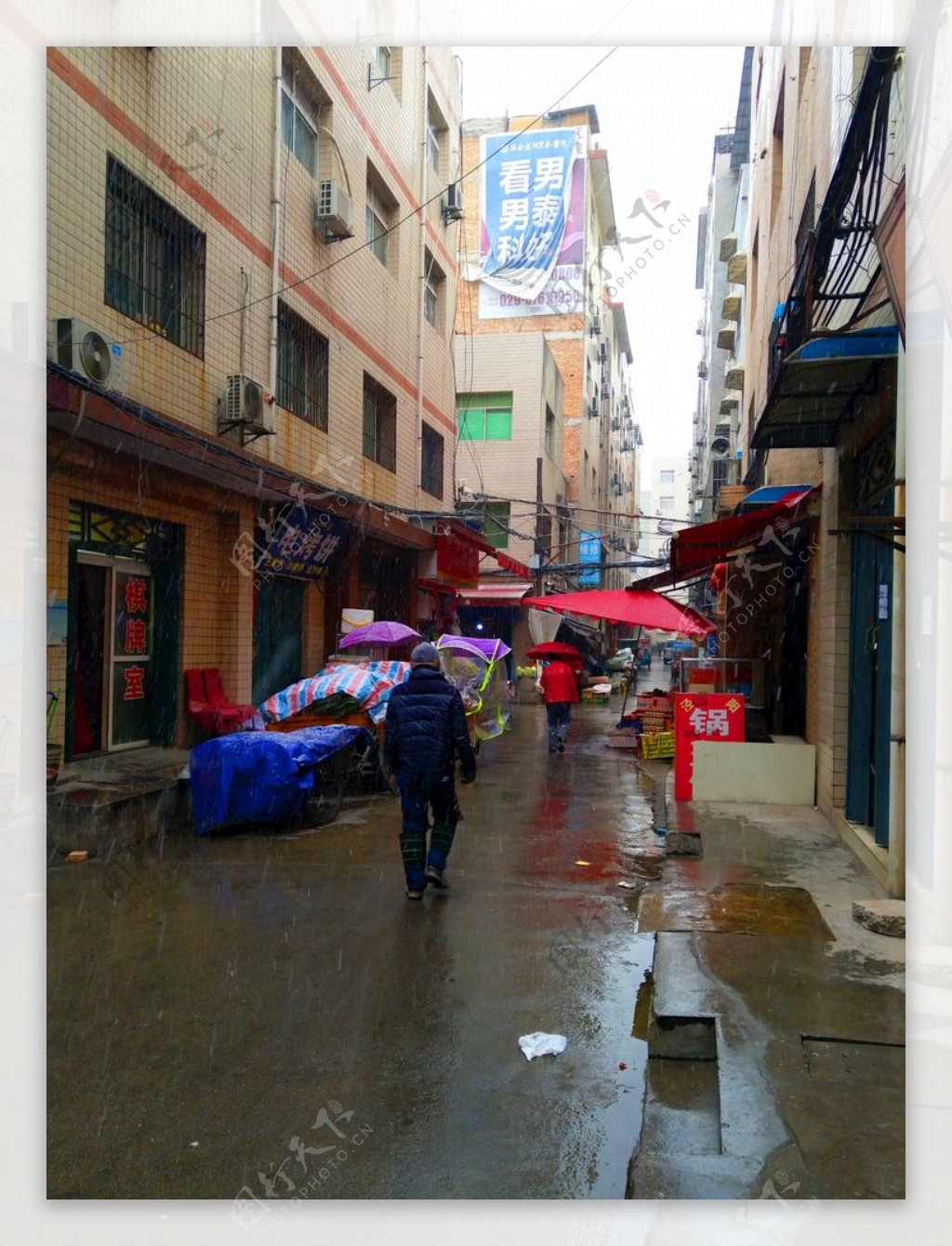 湿漉漉的城市街道