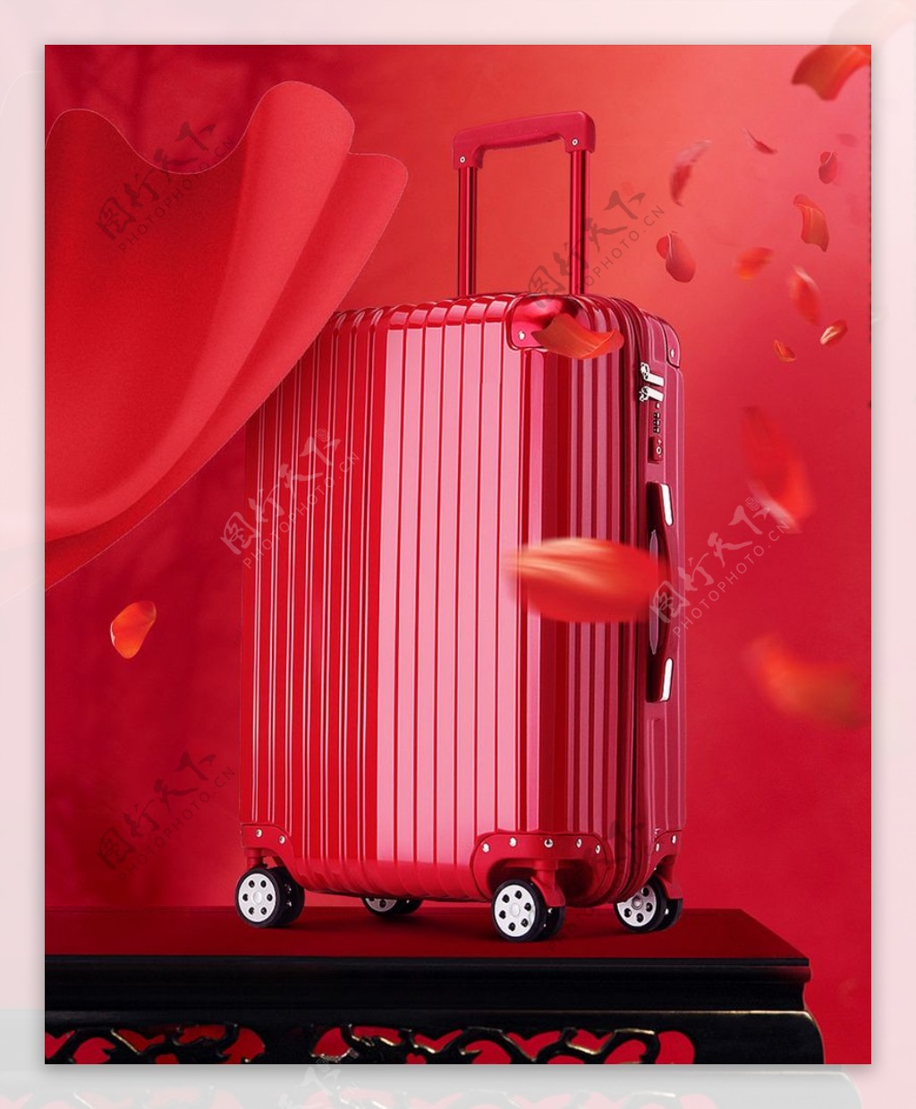 红色旅行箱花瓣背景