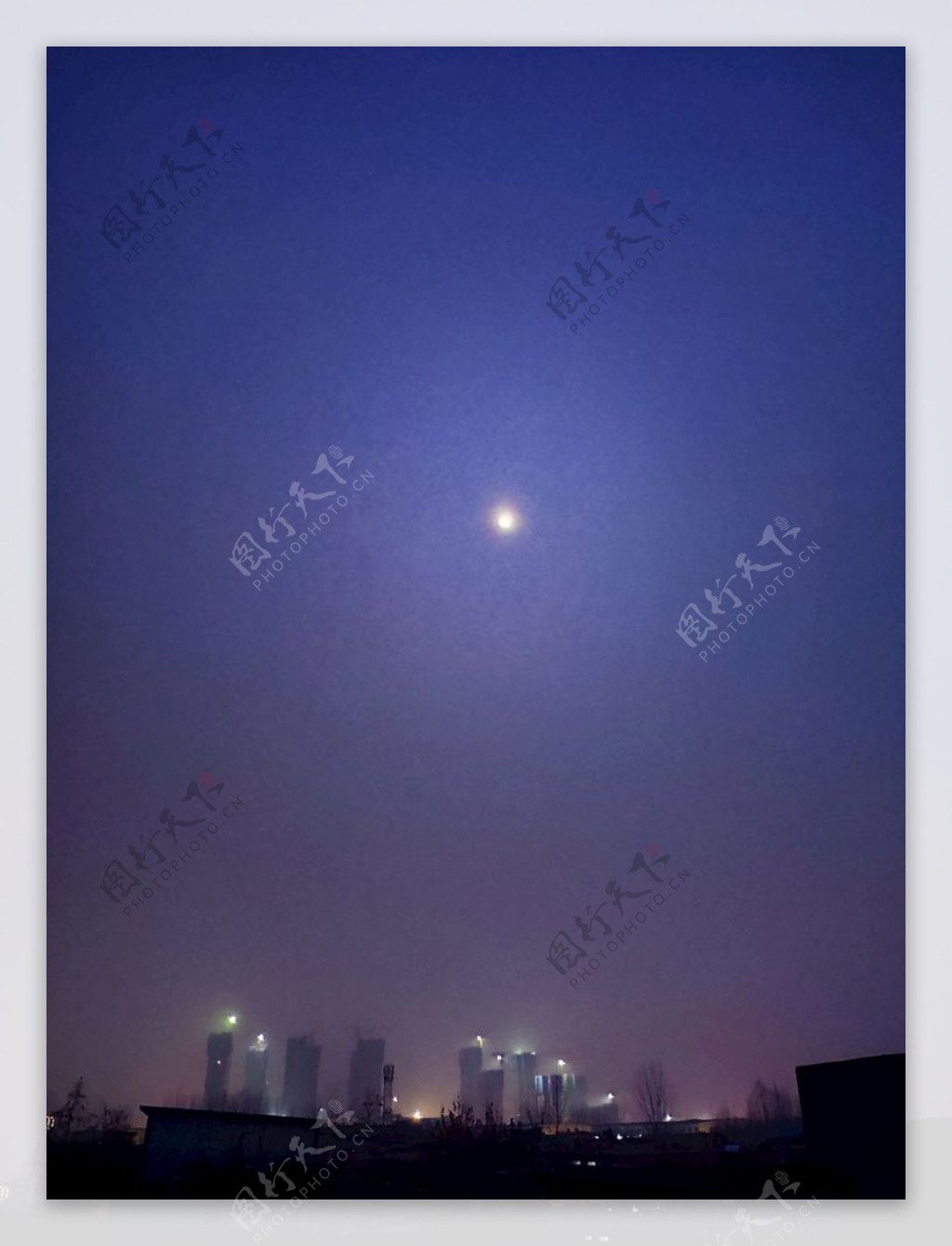 夜景月亮朦胧城市楼宇