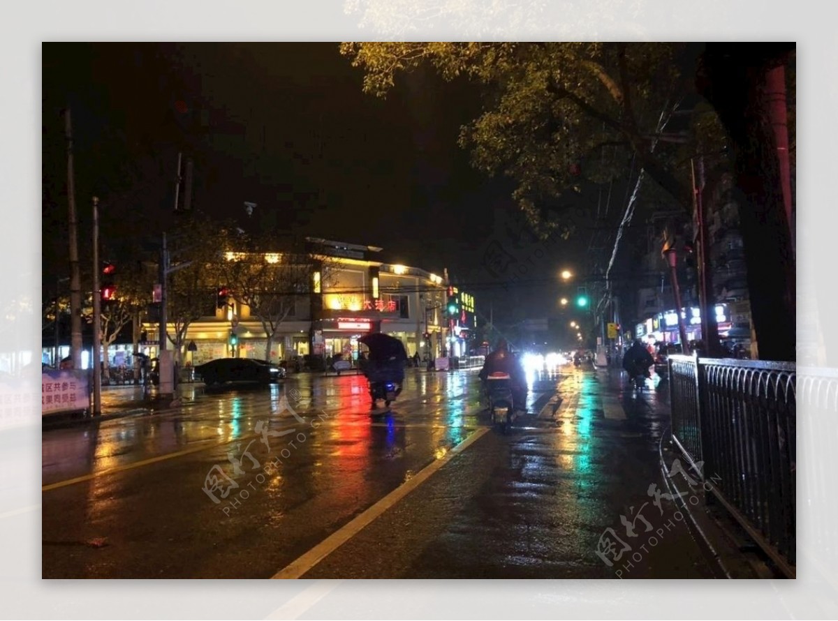 雨夜的上海杨浦区