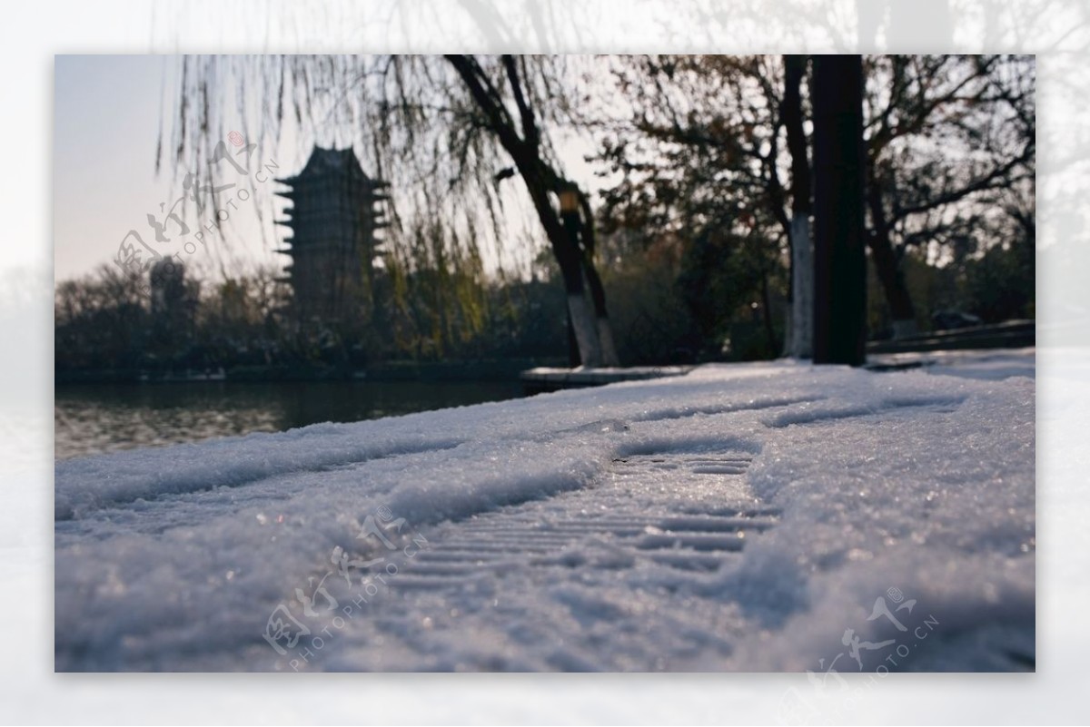 古园雪霁