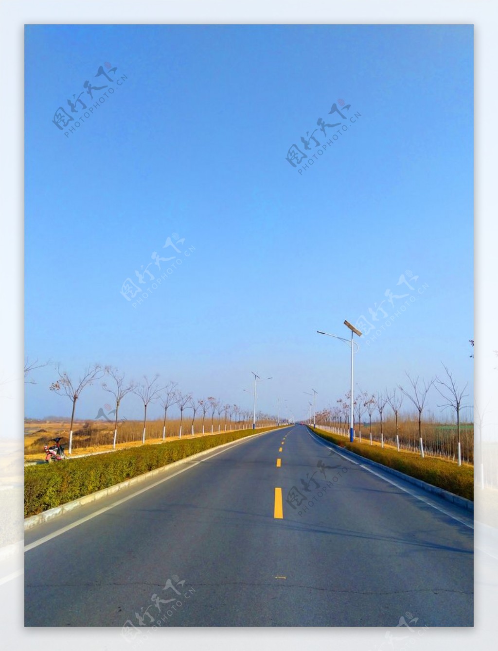 蓝天下的道路风景