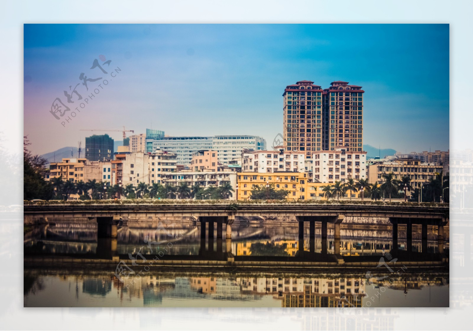 河边的城市桥梁建筑照片