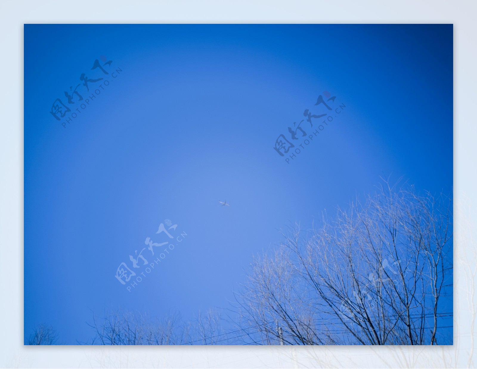 蓝色天空飞机高清图片
