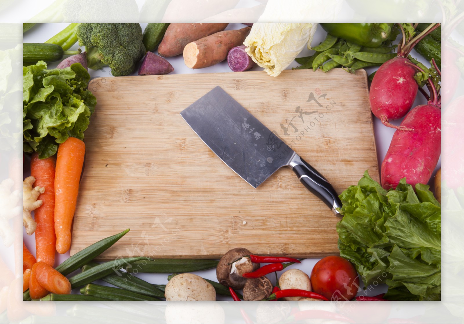 实物图摄影图各种新鲜蔬菜及切菜板1