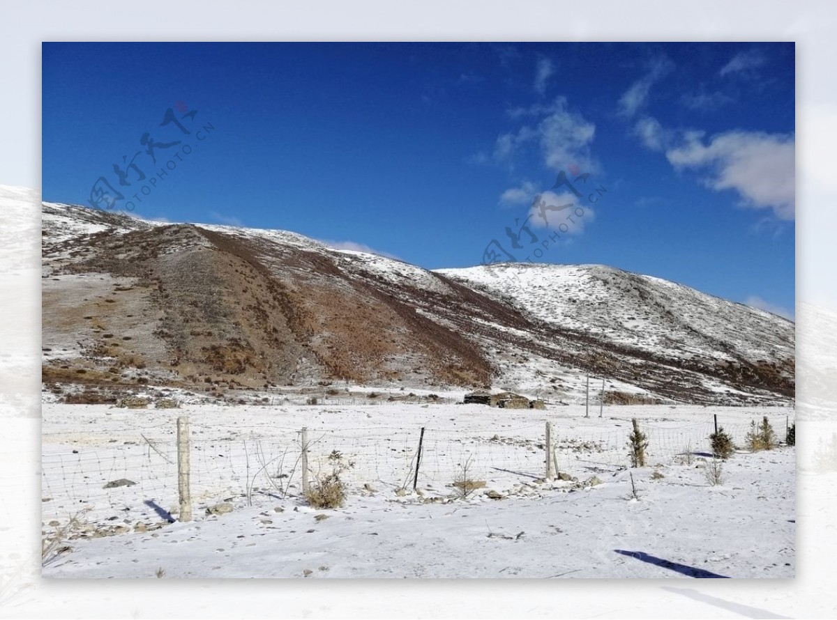 四川甘孜州稻城雪山蓝天