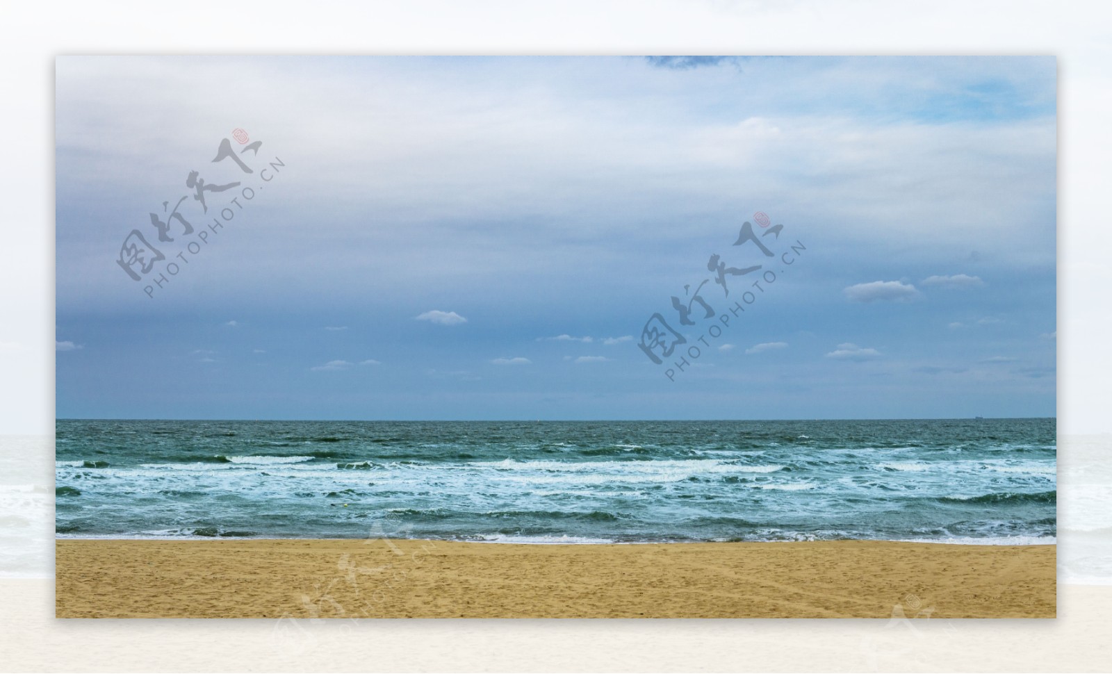 海边海水沙滩蓝天高清图片
