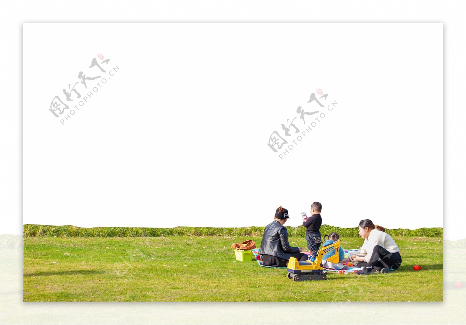大人领着孩子在绿色的草地上玩耍