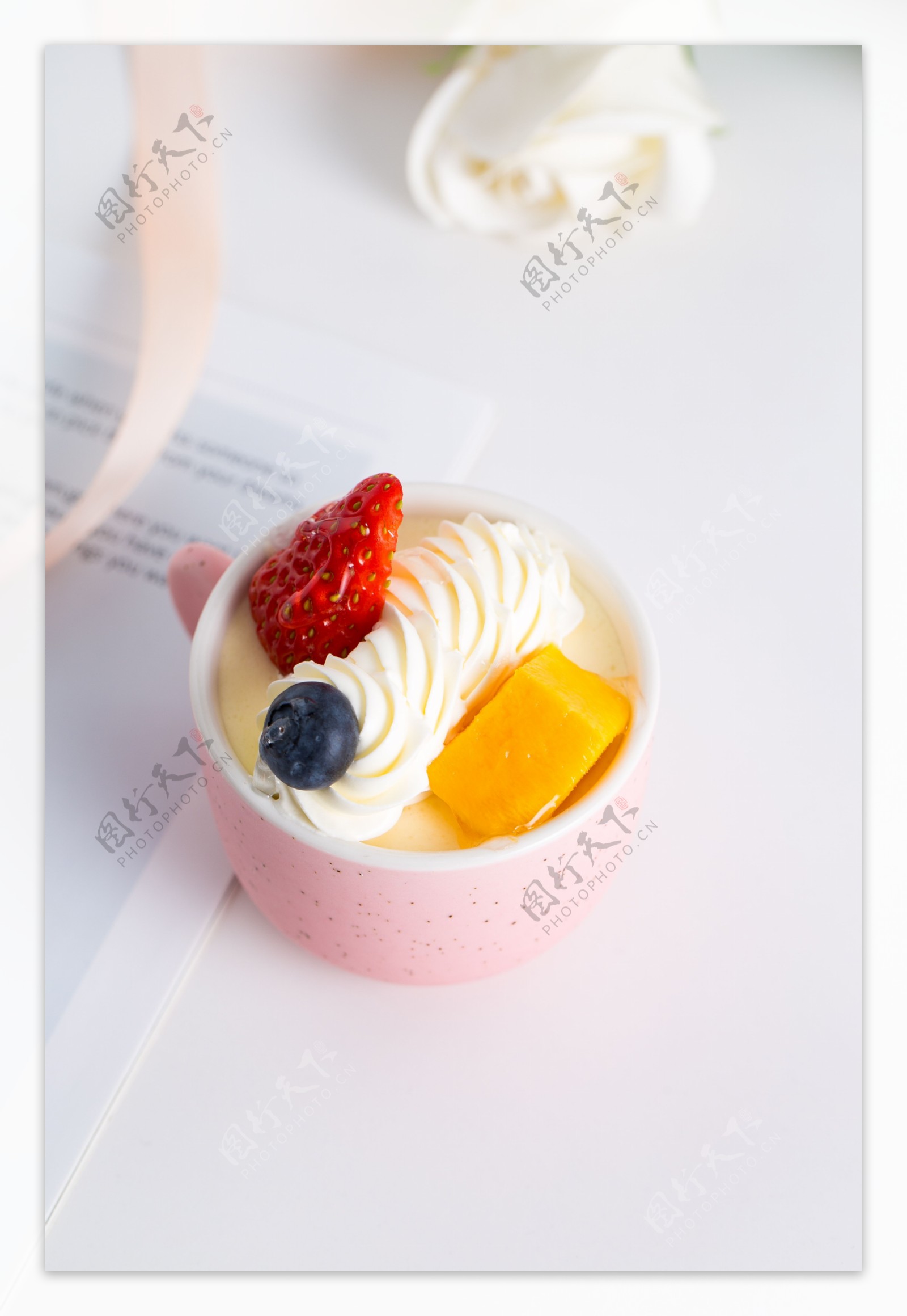 摄影图实物图粉色杯子水果蛋糕8