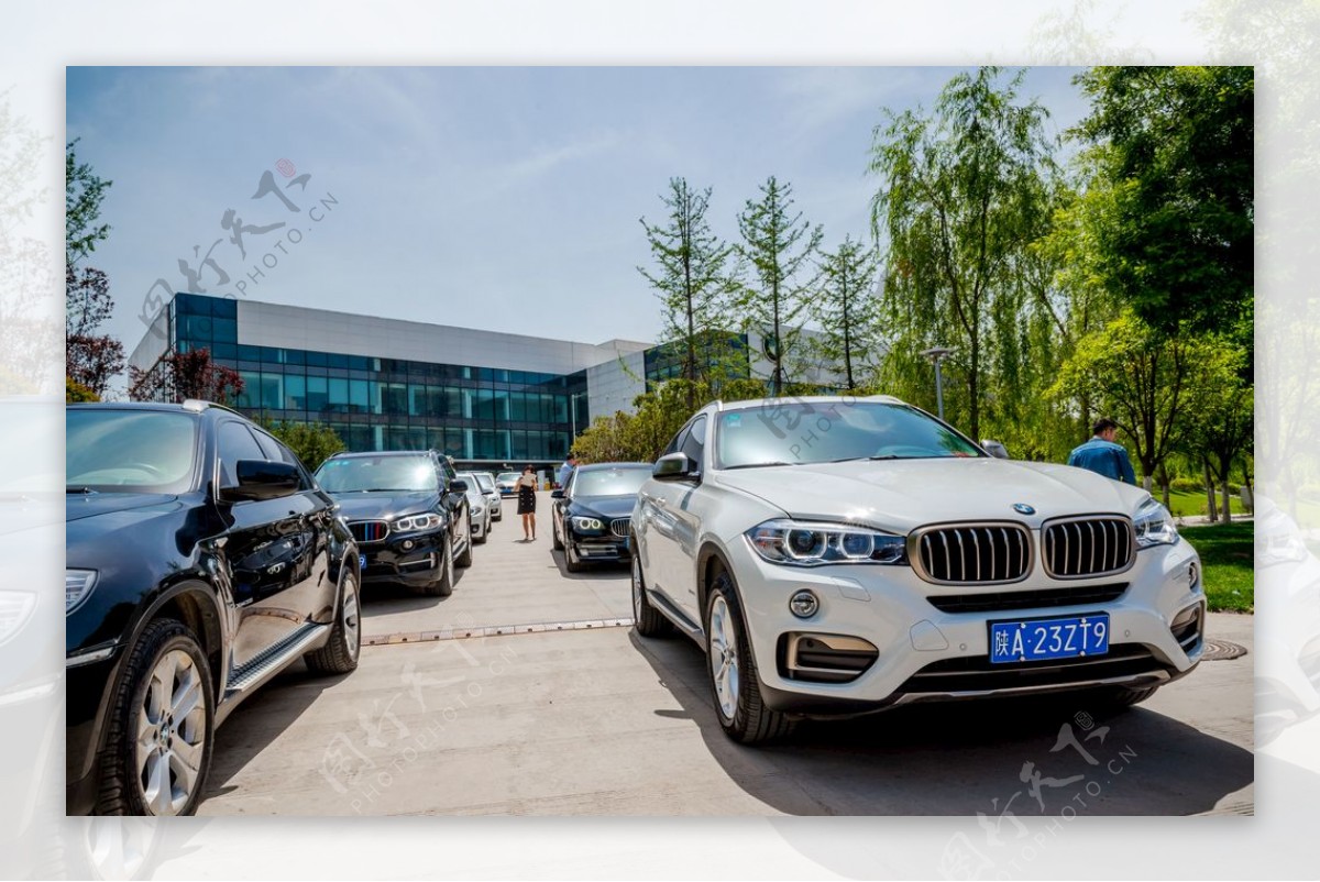 路边的BMW汽车